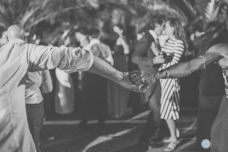 Detalle en blanco y negro boda por Paco Basallote
