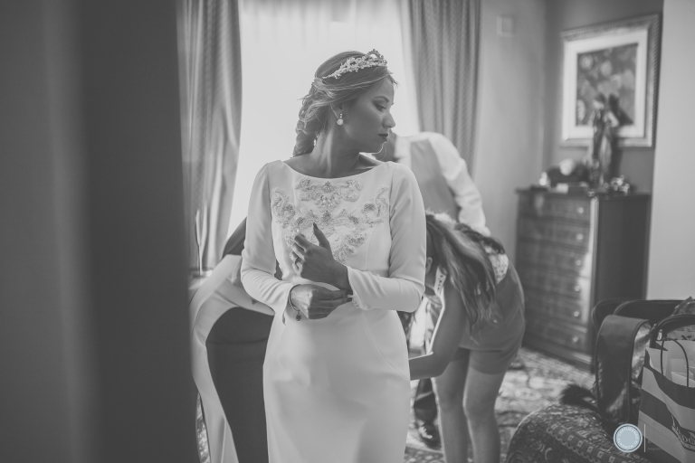 Preparativos de la boda, fotografia en blanco y negro de la novia