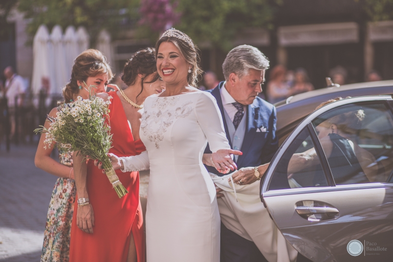 Fotografia de la boda, novia puerta iglesia