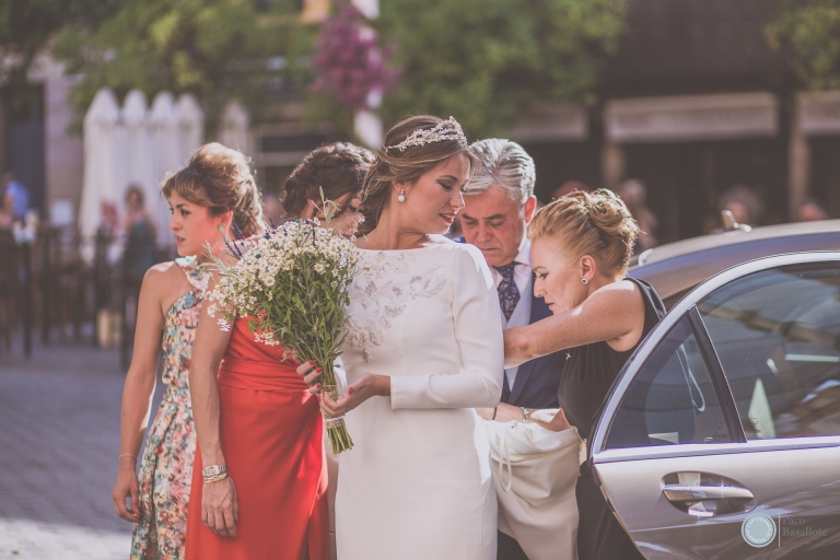 Fotografia de la boda, novia puerta iglesia en Sevilla