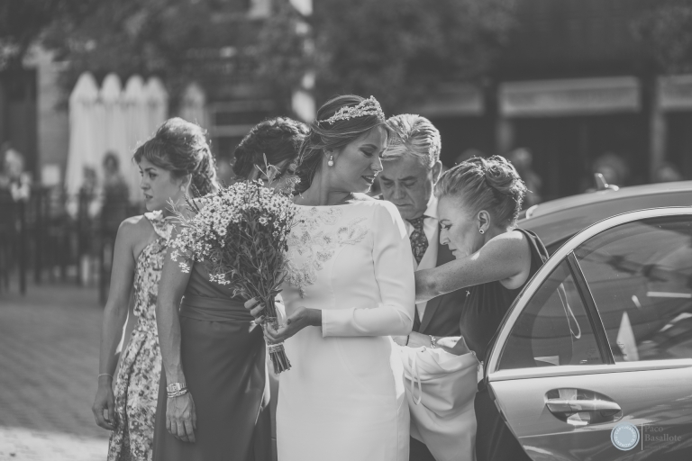 Fotografia en blanco y negro de boda, novia puerta iglesia en Sevilla