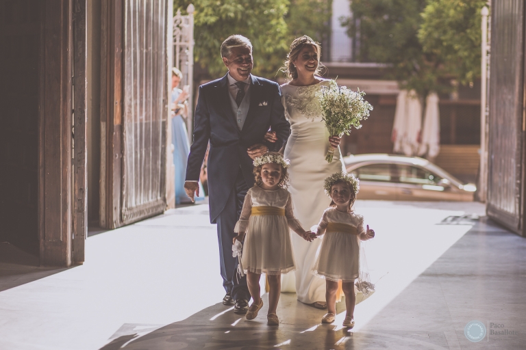 Fotografia artística de boda, novia entrando en la iglesia en Sevilla