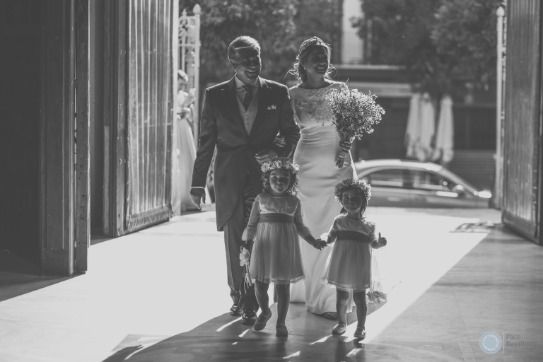 Fotografia boda en blanco y negro, novia entrando en la iglesia en Sevilla