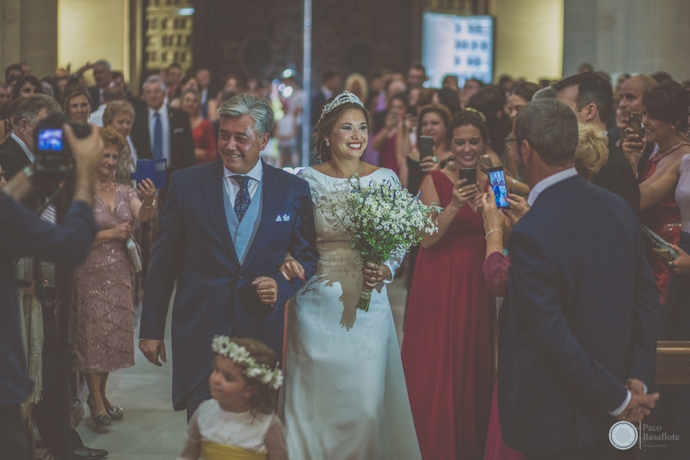 Fotografia artística de boda, novia dentro de la iglesia en Sevilla