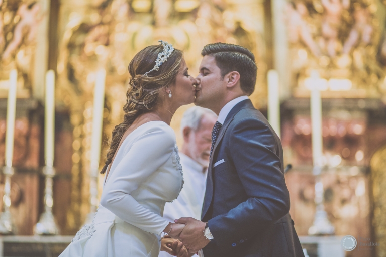 Fotografia inolvidable de boda en Sevilla, novios dentro de la iglesia