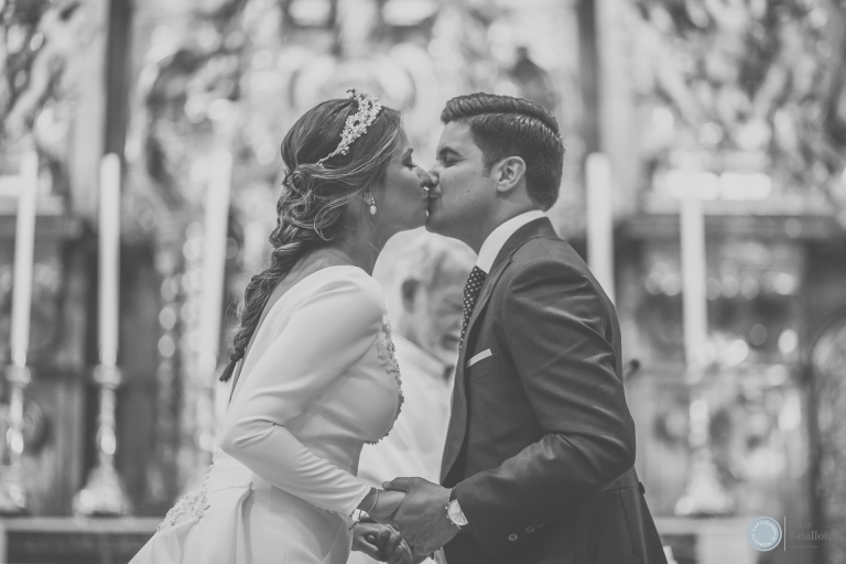 Fotografia en blanco y negro inolvidable de boda en Sevilla, novios dentro de la iglesia