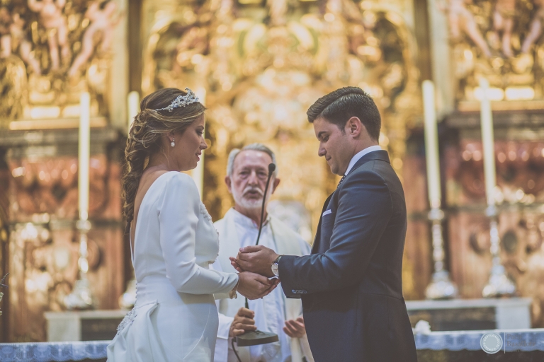 Fotografia de boda en Sevilla, momento único dentro de la iglesia