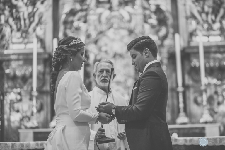 Fotografia en blanco y negro de boda en Sevilla, momento unico dentro de la iglesia