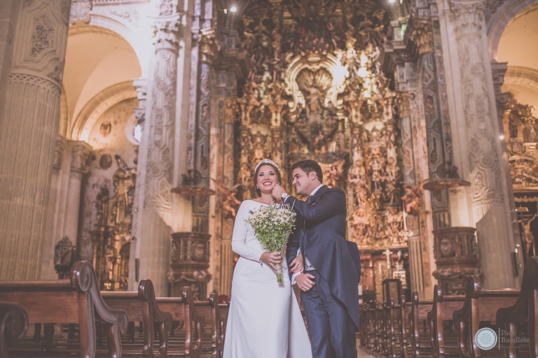 Fotografia inolvidable de boda en Sevilla, momento especial novios dentro de la iglesia