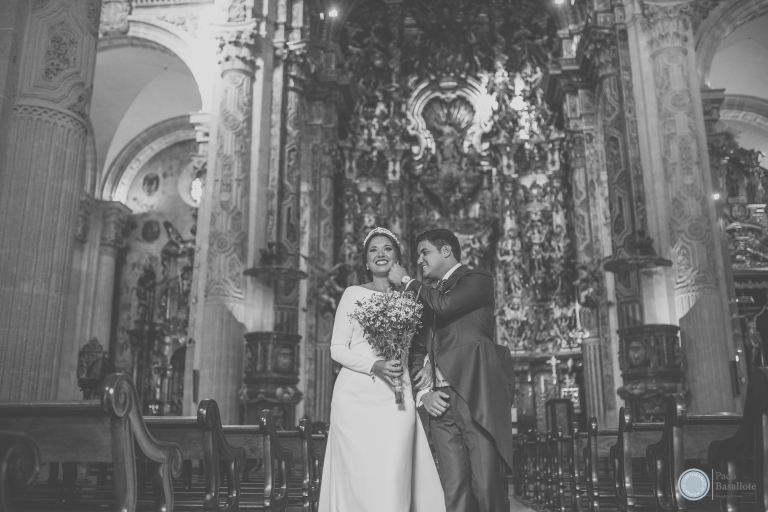 Fotografia en blanco y negro inolvidable de boda en Sevilla, momento especial novios dentro de la iglesia