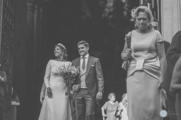 Imagen artística en blanco y negro novios después de la ceremonia nupcial