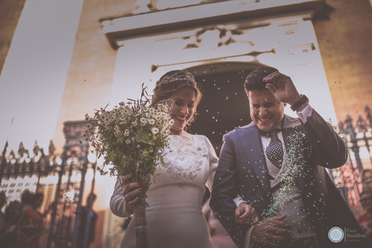 Foto novios saliendo de la iglesia