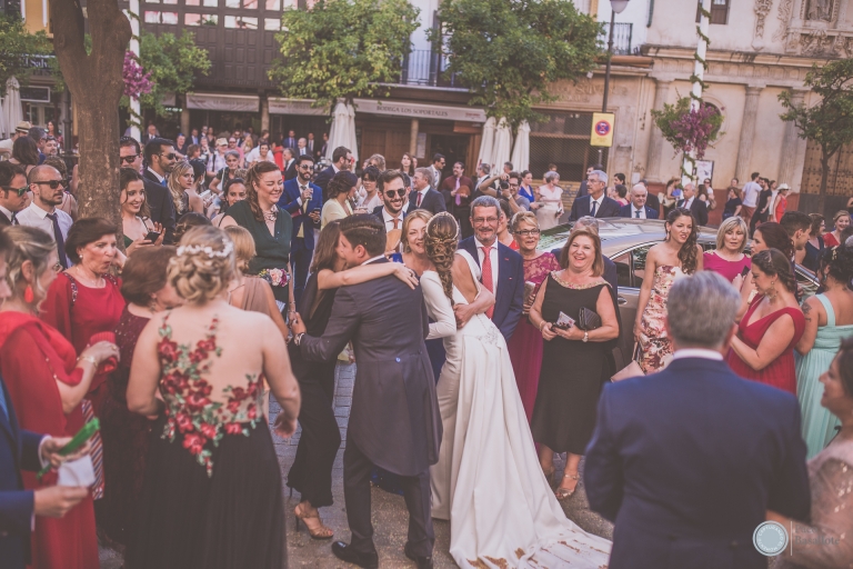 Fotografia linda novios fuera de la iglesia