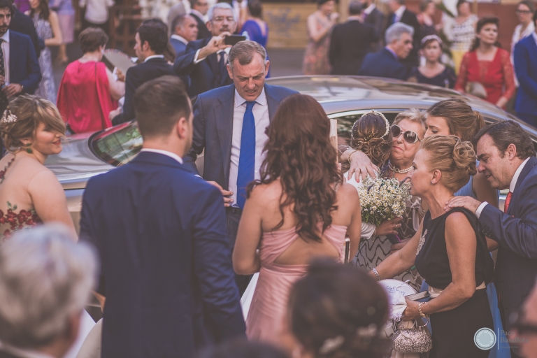 Fotografia hermosa novios junto familiares fuera de la iglesia