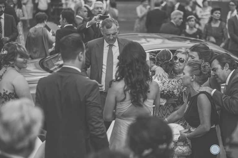 Fotografia boda novios felicitados por familiares