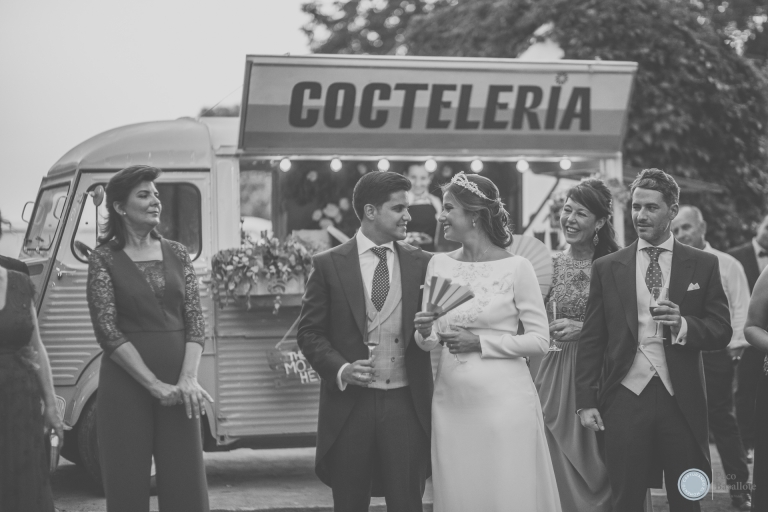 Mirada cómplice boda en Sevilla, en blanco y negro Coctelería