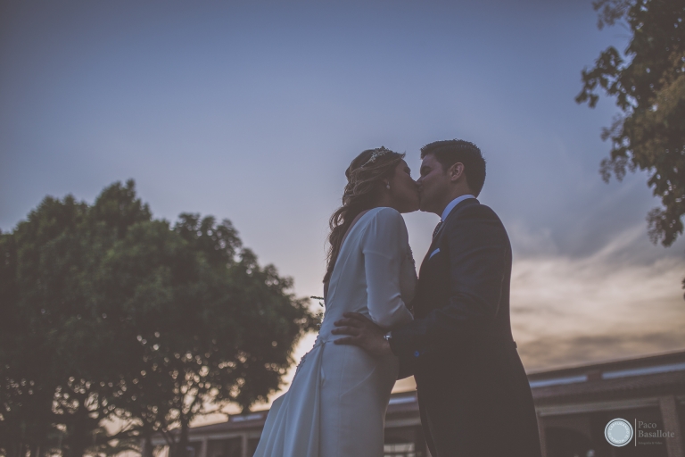 Imagen romántica de boda en Sevilla por Paco Basallote
